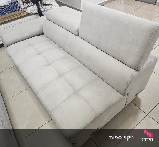 ספה אפורה על רצפת אריחים בחדר